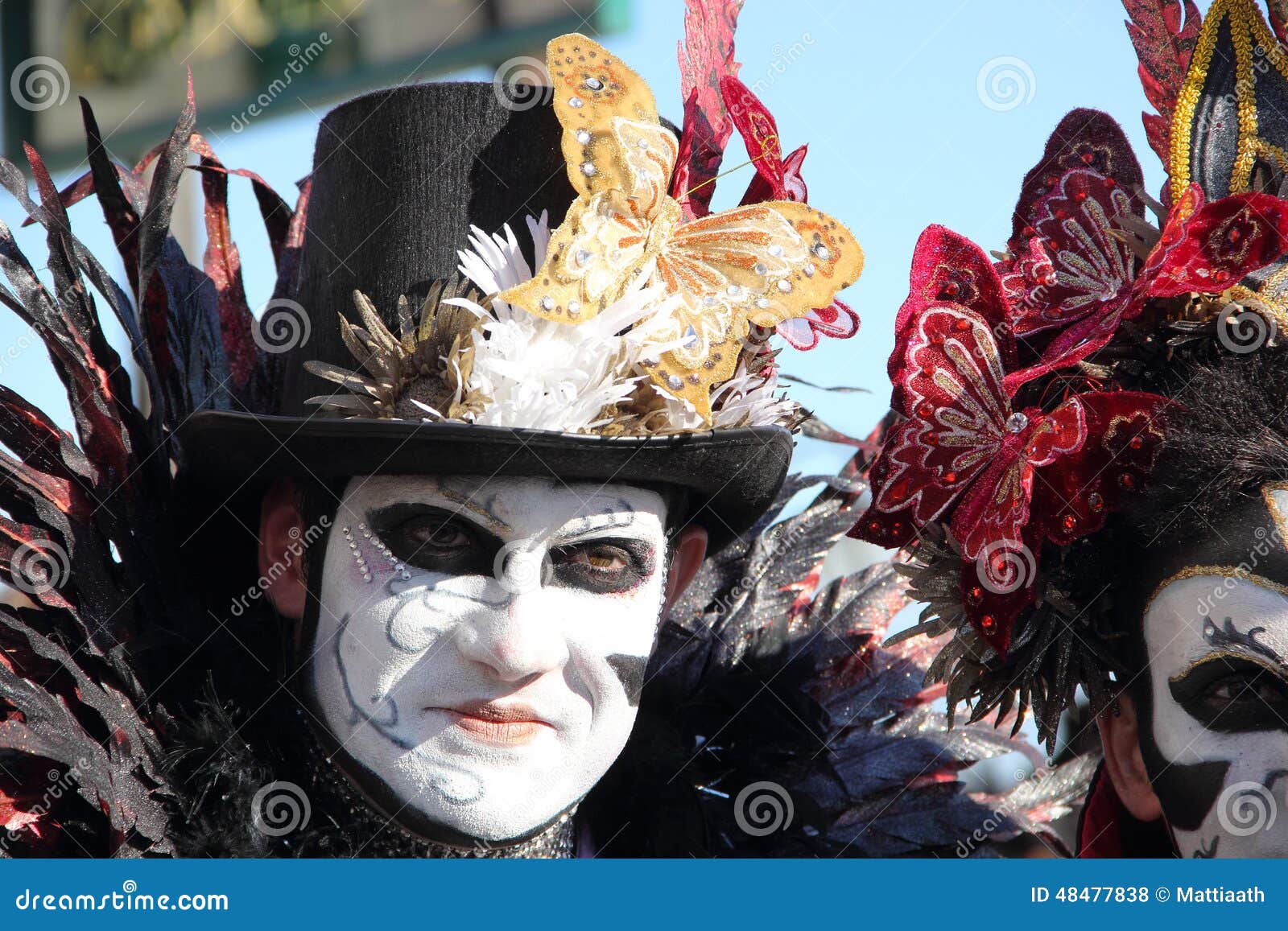 Un Homme En Costume Et Masque De Carnaval