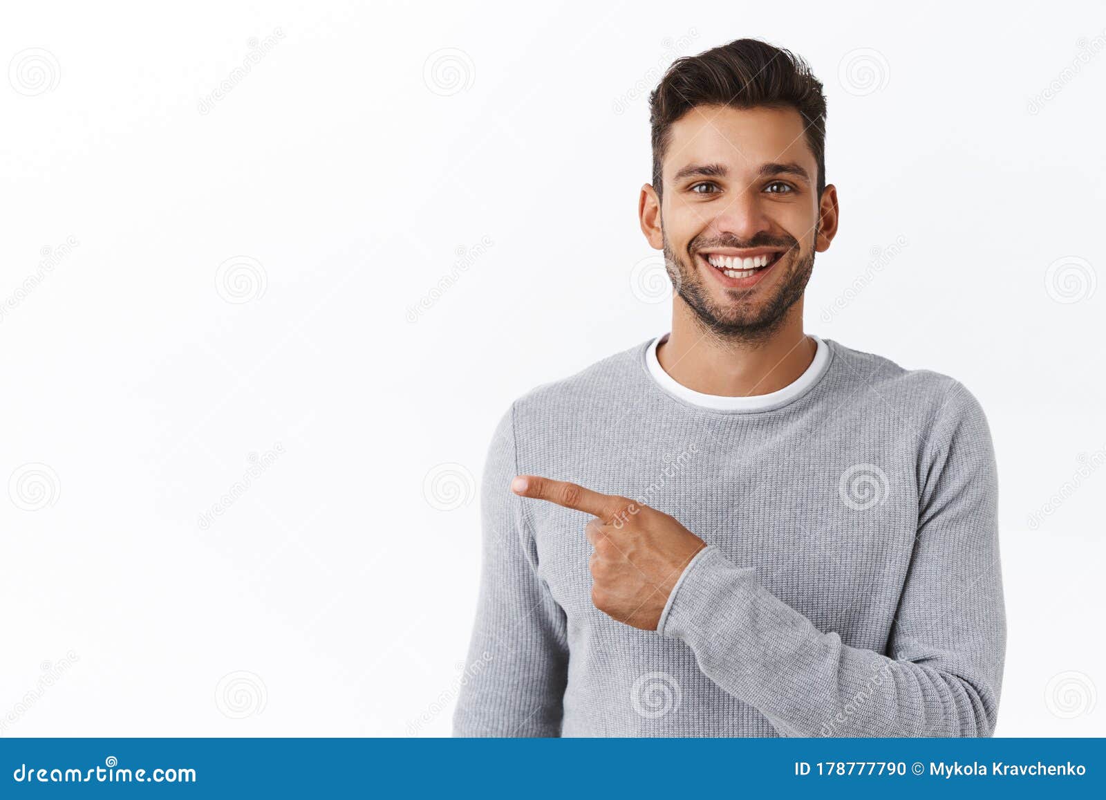 Homme Moderne Barbu Sortant Bel Gay De Gros Plan Dans Le Pull Gris