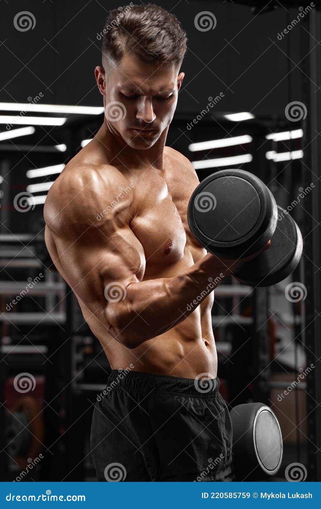 Stock Photo D'un Homme Musclé Forme Des Biceps Avec Des Haltères à La Salle  De Sport