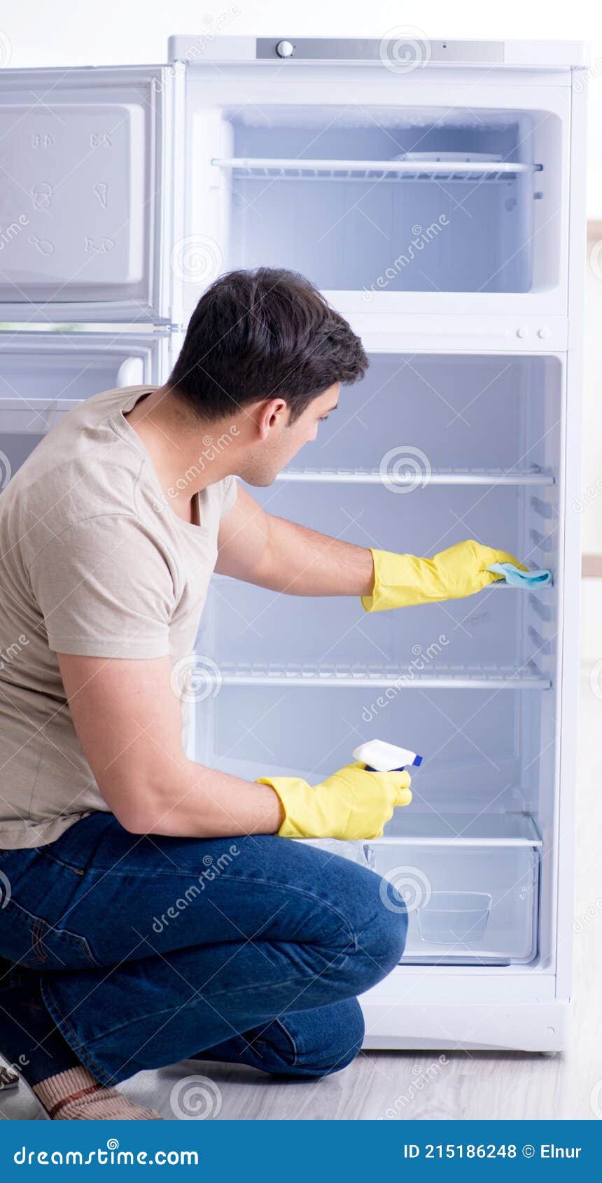 Homme Nettoyant Frigo Dans Le Concept D'hygiène Photo stock - Image du  intérieur, nettoyage: 215186248