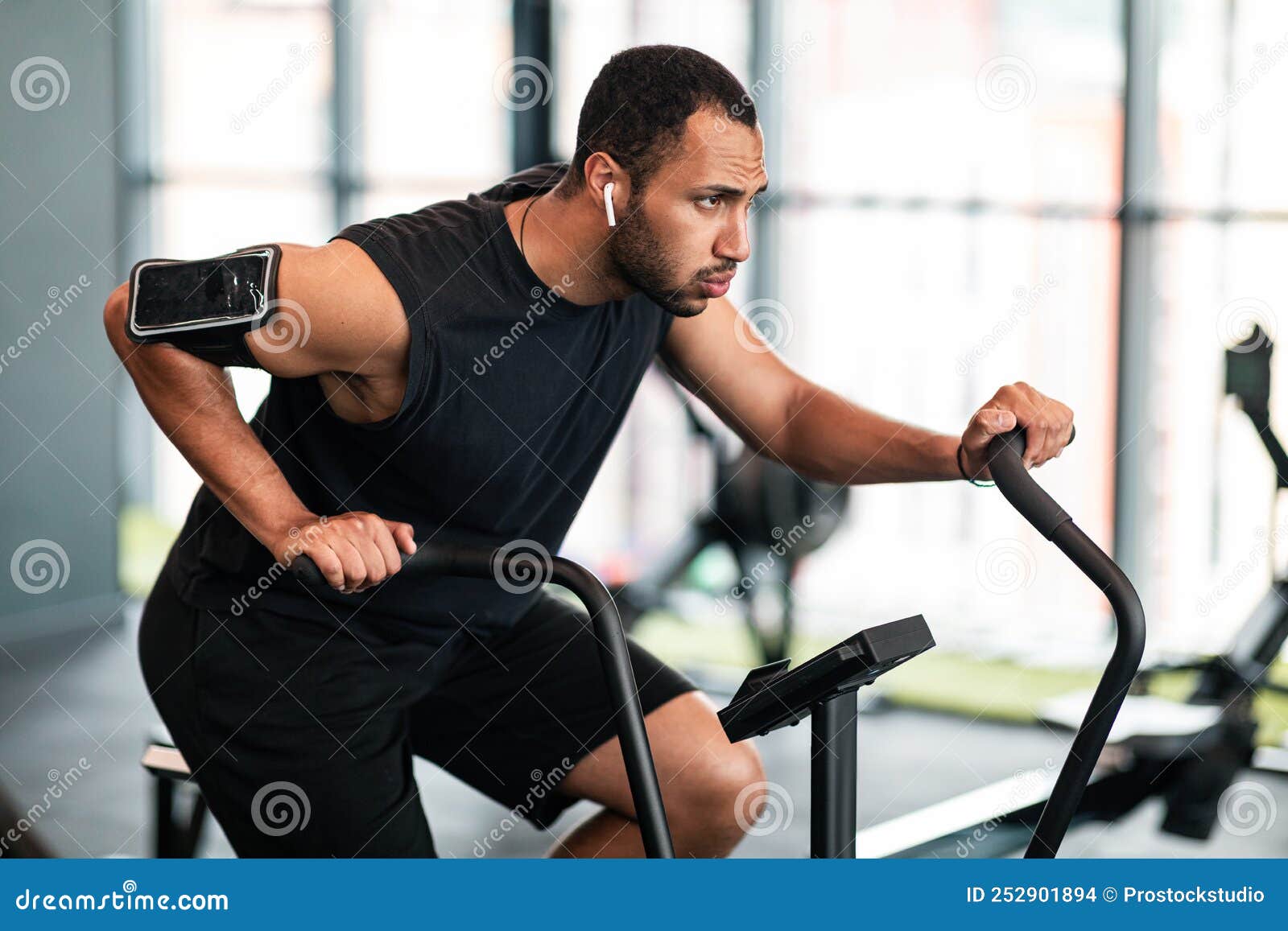 Homme Noir Motivé Faire De L'entraînement Cardio Avec Machine à Vélo  Elliptique à La Salle De Sport Photo stock - Image du athlète, elliptique:  252901894