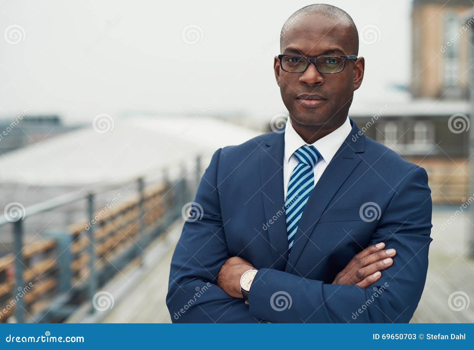 Homme noir sûr d'affaires image stock. Image du directeur 69650703