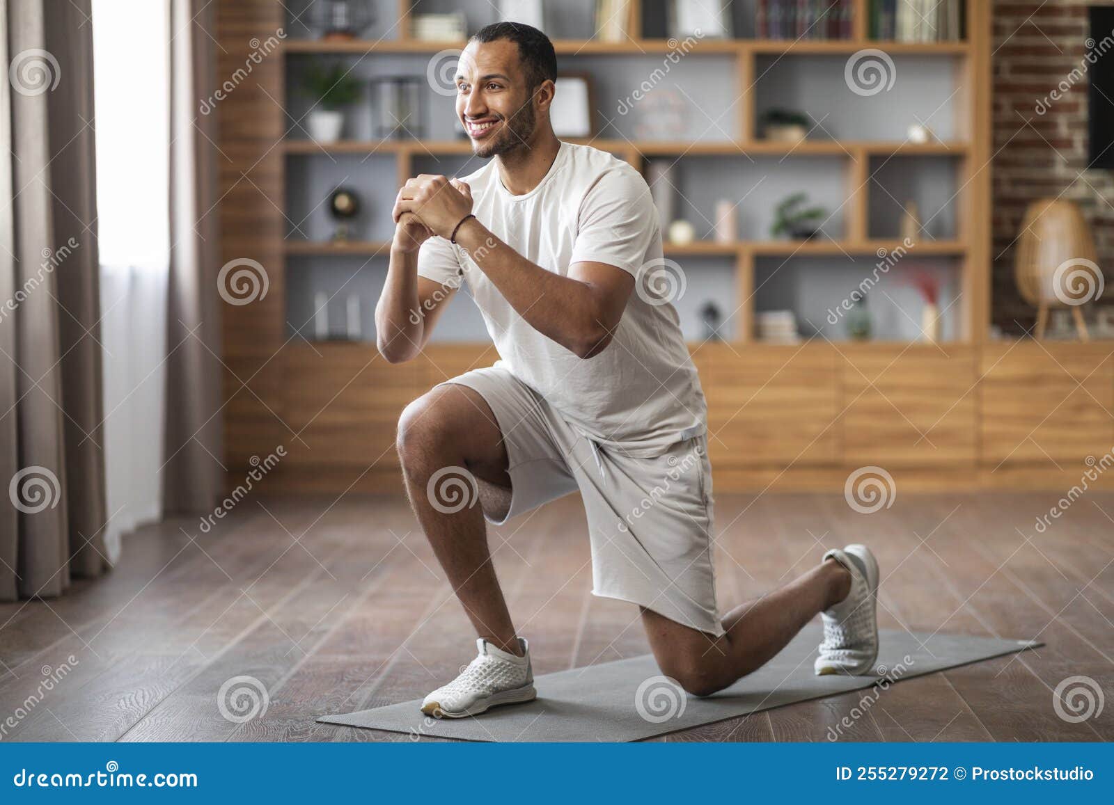 Jeune Homme Faisant Des Exercices De Sport À La Maison Banque D