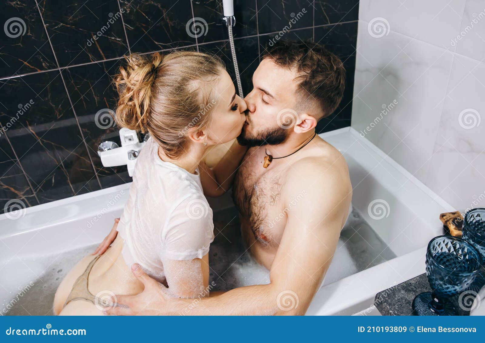 Nu Dans La Salle De Bain Homme Nu Et Femme Séduisante Dans La Salle De Bain. Image stock - Image du loisirs, désir: 210193809
