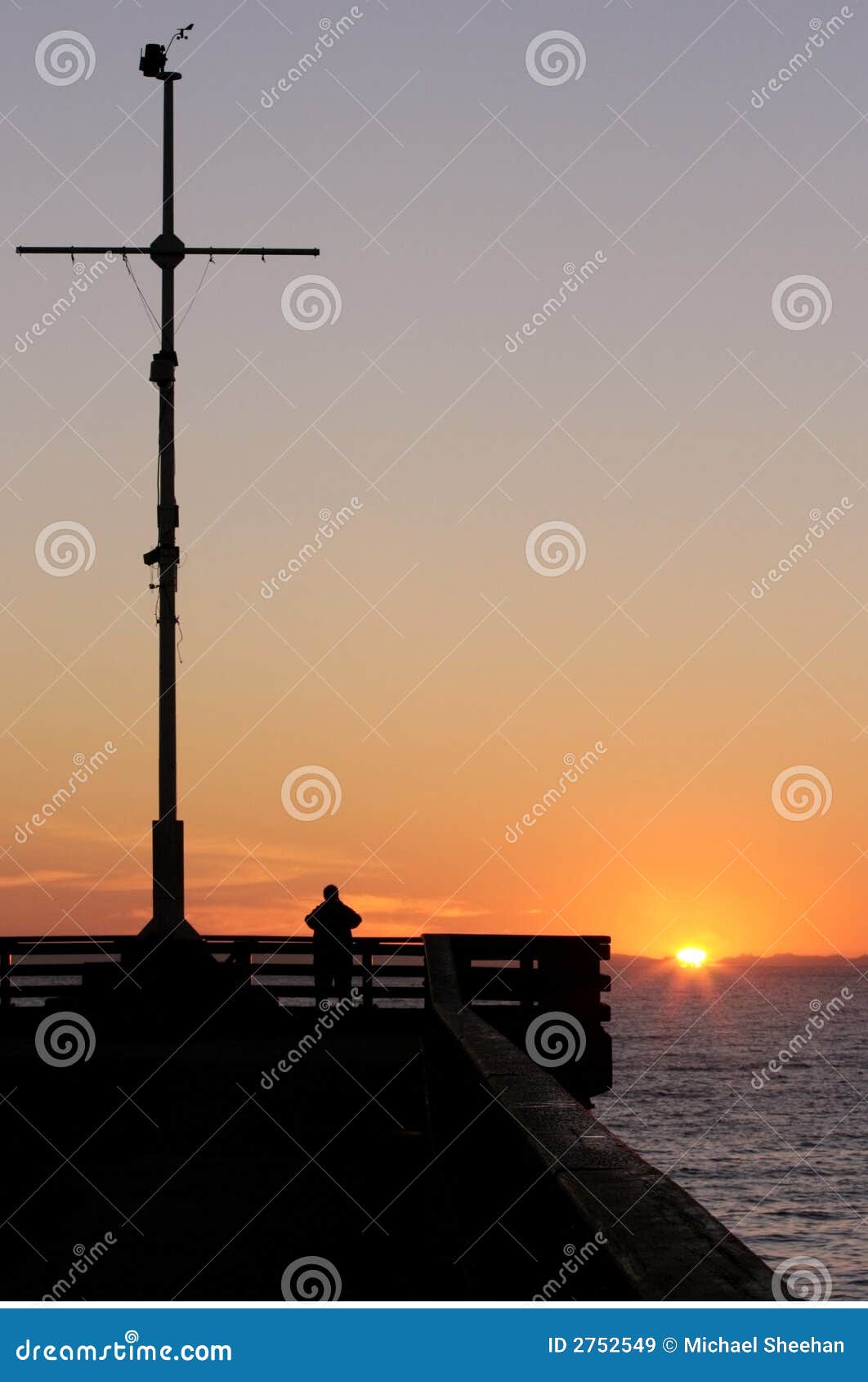 Homme observant le soleil se lever sur un pilier