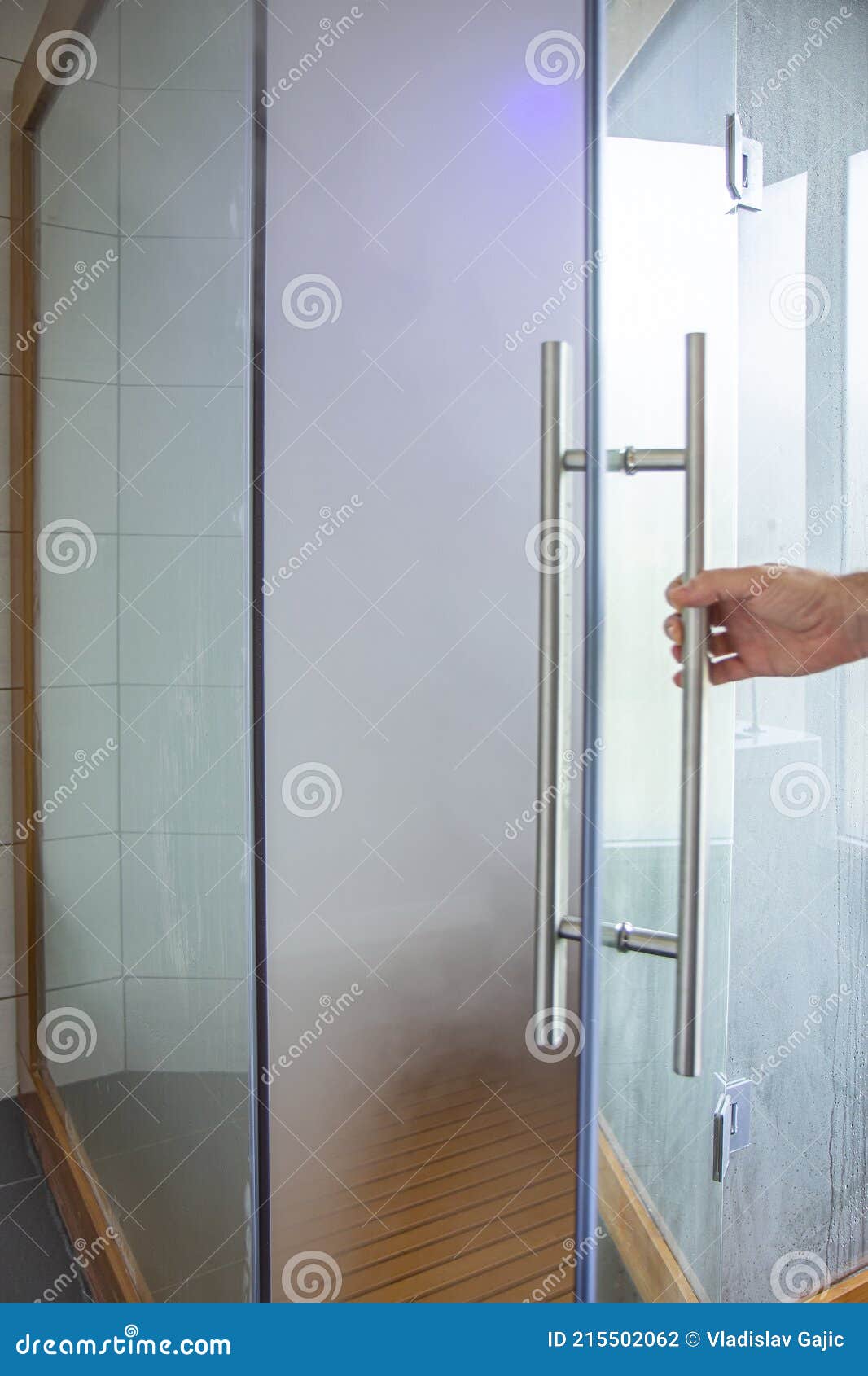 Homme Ouvre La Porte Du Bain De Vapeur Photo stock - Image du loisirs,  main: 215502062