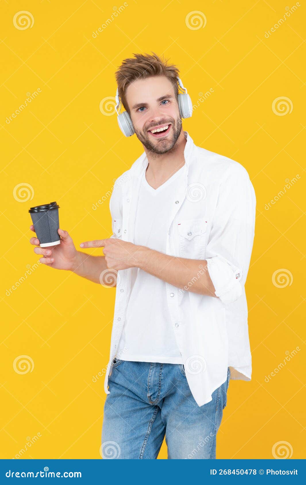 Image De L'homme Porter Casque De Musique. L'homme Porte Un Casque De  Musique Isolé En Blanc. Image stock - Image du positif, fond: 268196965