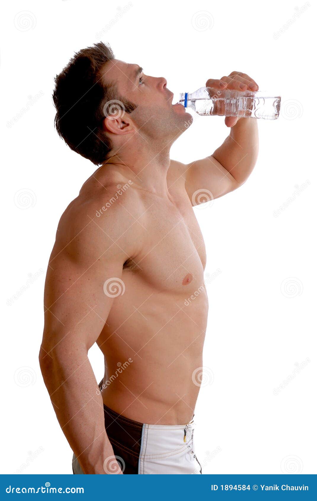 Homme potable. Homme de torse nu faisant une séance d'entraînement et une eau potable
