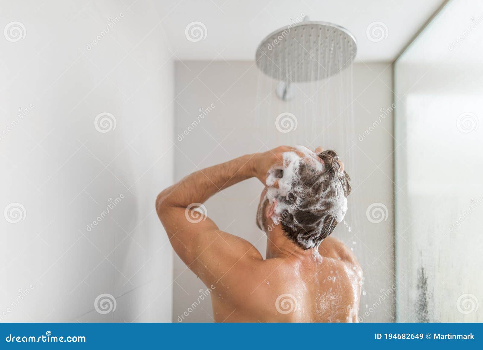 Homme Prenant Des Cheveux De Lavage De Douche Sous L'eau Qui Tombe Du Ciel  De Pluie Dans Le Bain De Luxe à L'italienne. Le Jeune a Image stock - Image  du chaud