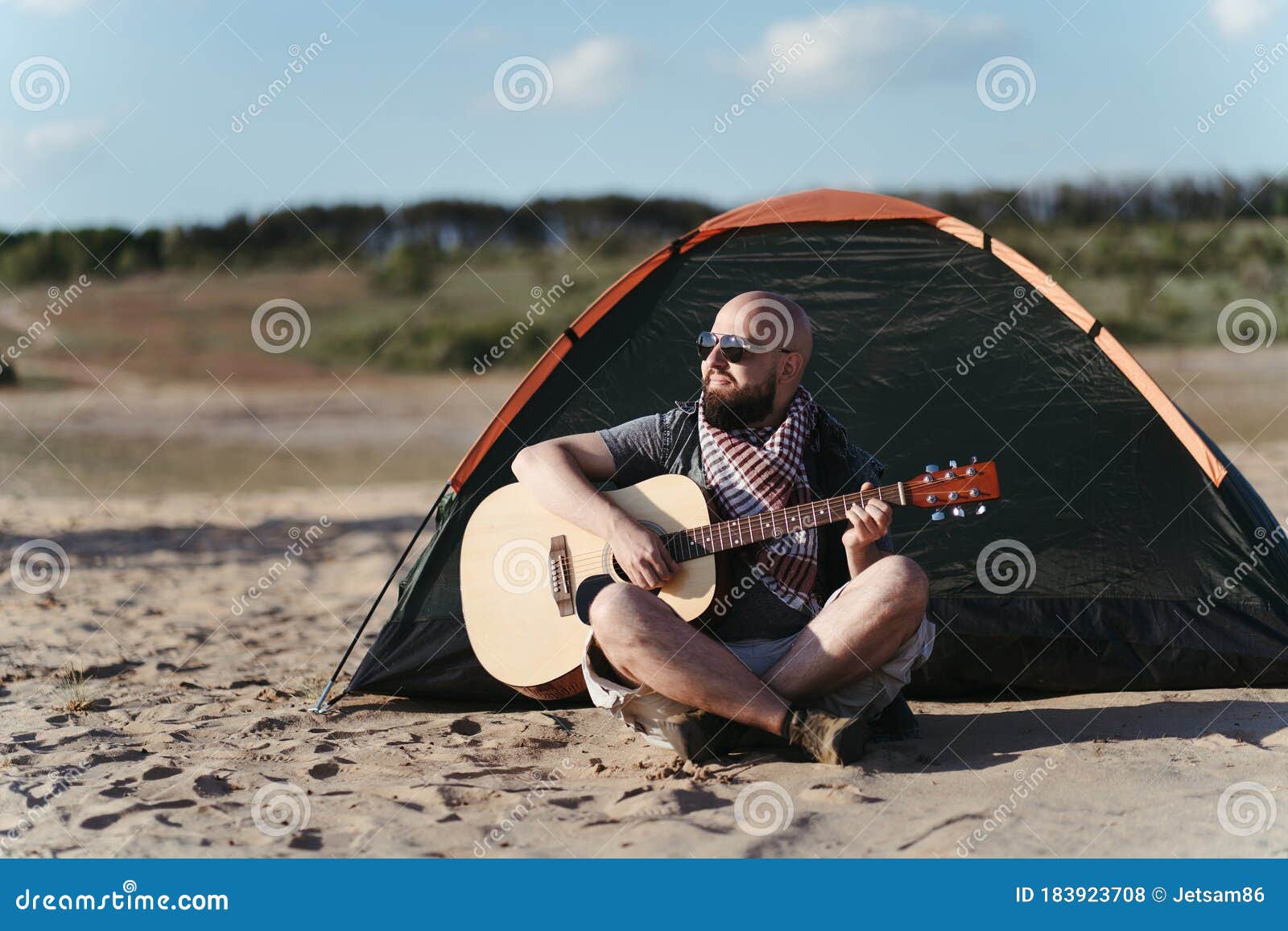 Homme Qui Joue De La Guitare Et De Camping Dans Le Désert Photo stock -  Image du vacances, découvrez: 183923708