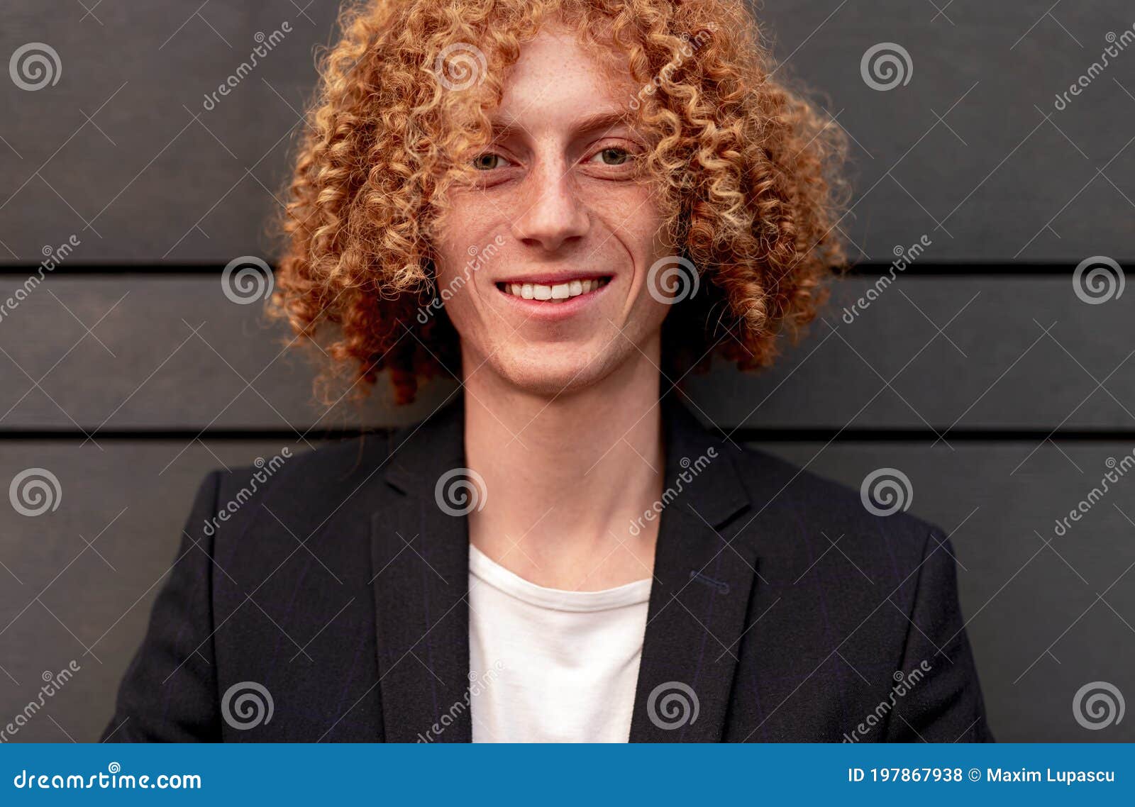 Rousse Joyeux Homme Avec Cheveux Bouclés Photo stock - Image du rousseur,  amical: 197867938