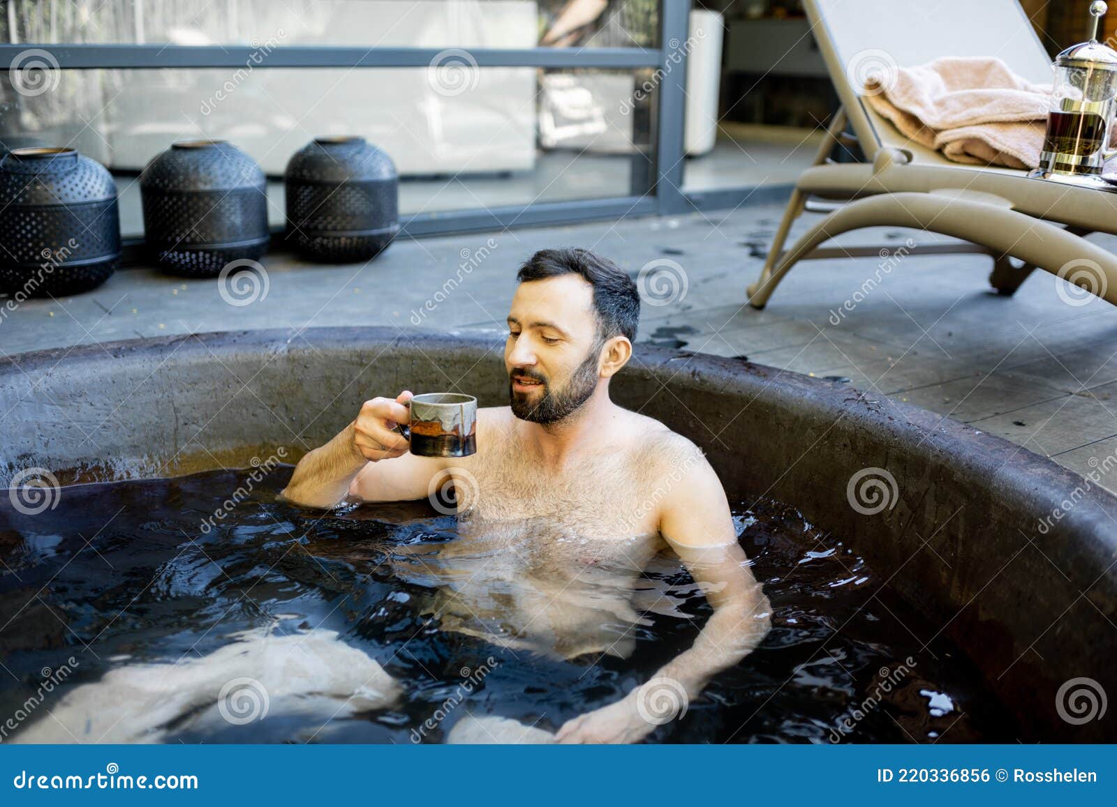 Homme Se Relaxant Au Spa En Plein Air Photo stock - Image du masculin,  luxe: 220336856