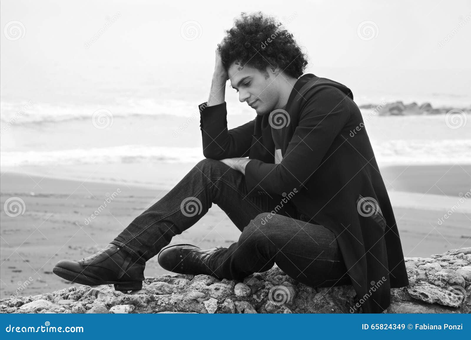 Homme Seul Triste S Asseyant Devant L Ocean Avec Des Vagues En Portrait Noir Et Blanc D Hiver Image Stock Image Du Gens Exterieur