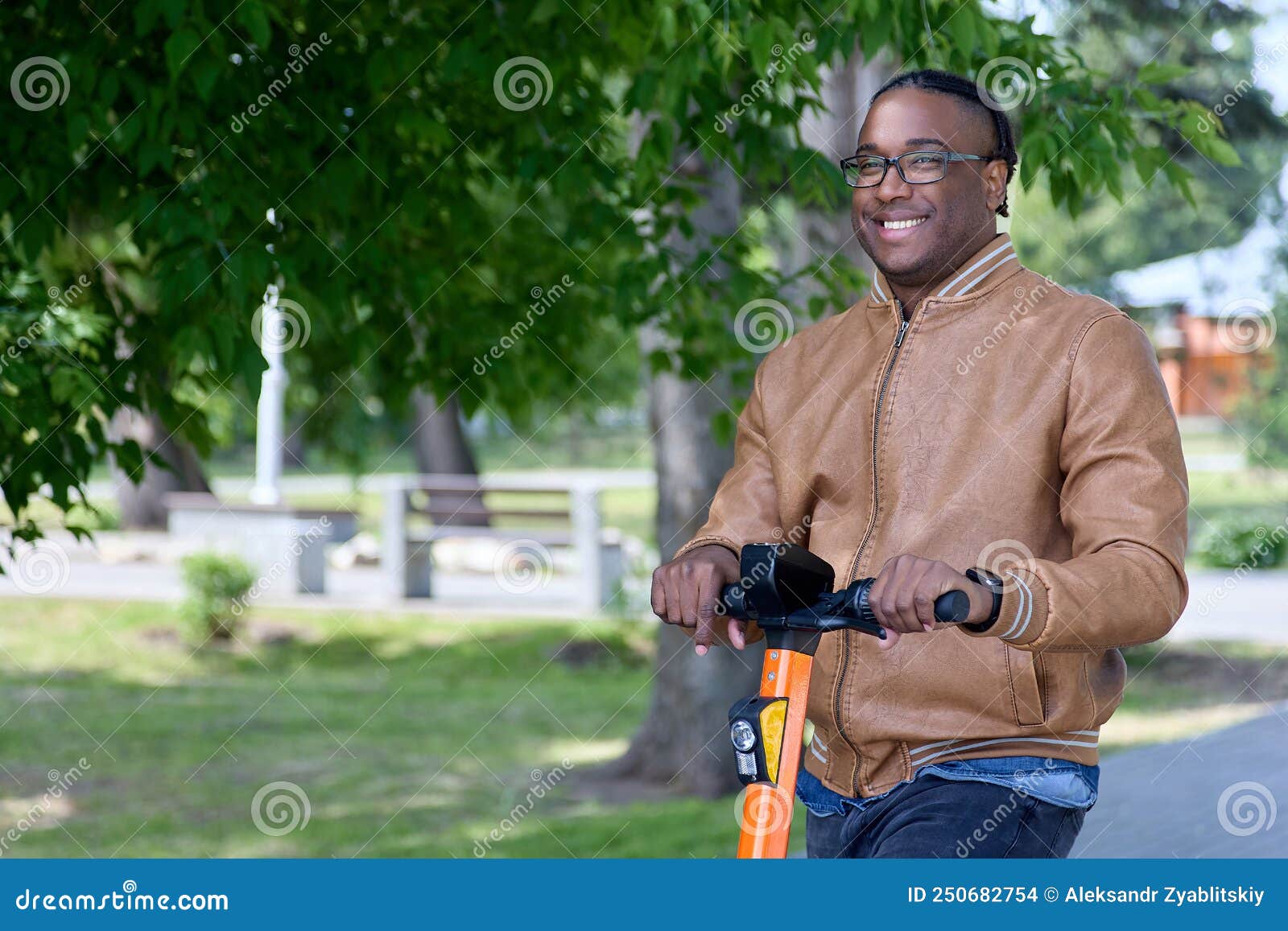 Homme D'affaires Avec Casque Et Scooter électrique Se Reposant à  L'extérieur