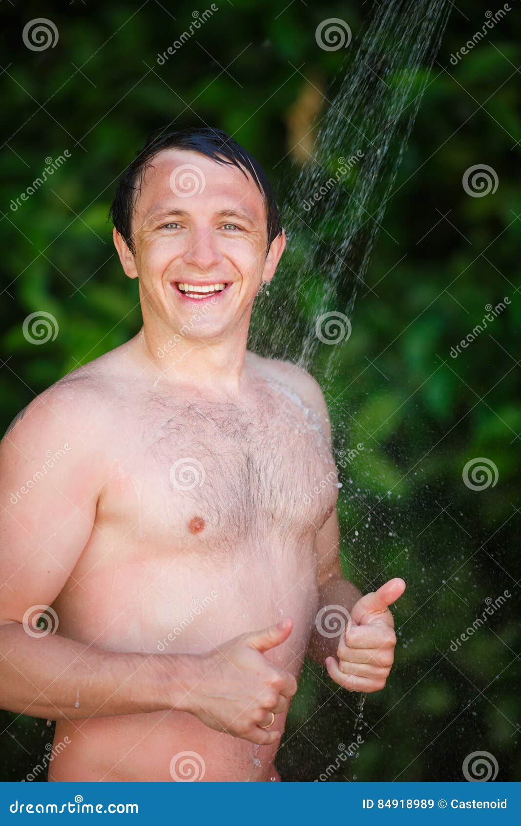 Homme Sous Une Douche Froide Image stock Image du positif, matin 84918989