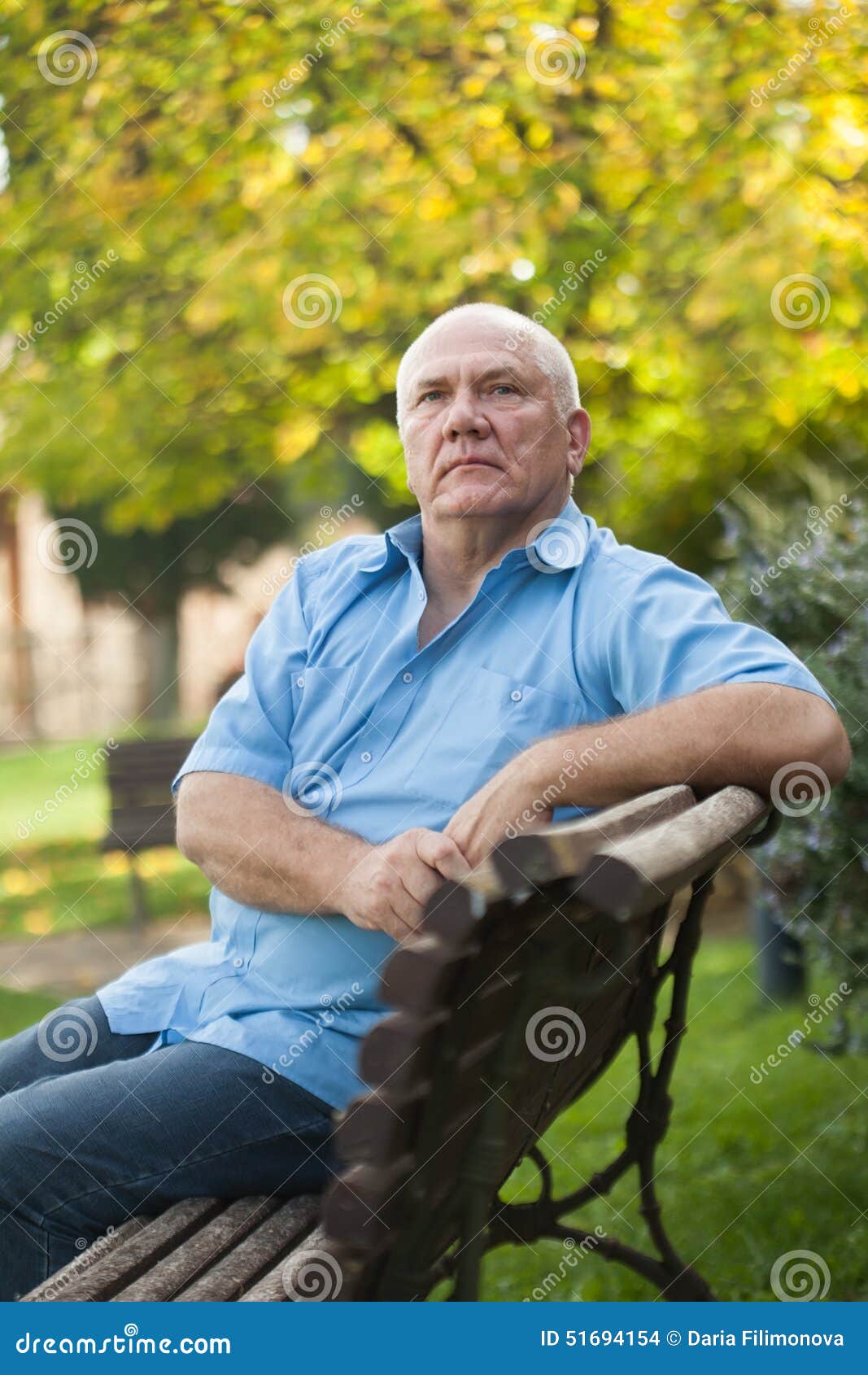 Плотный старый. Пожилой мужчина на скамейке. Пожилой мужчина в парке. Пожилой мужчина на лавке. Пожилой мужчина сидит на скамейке.