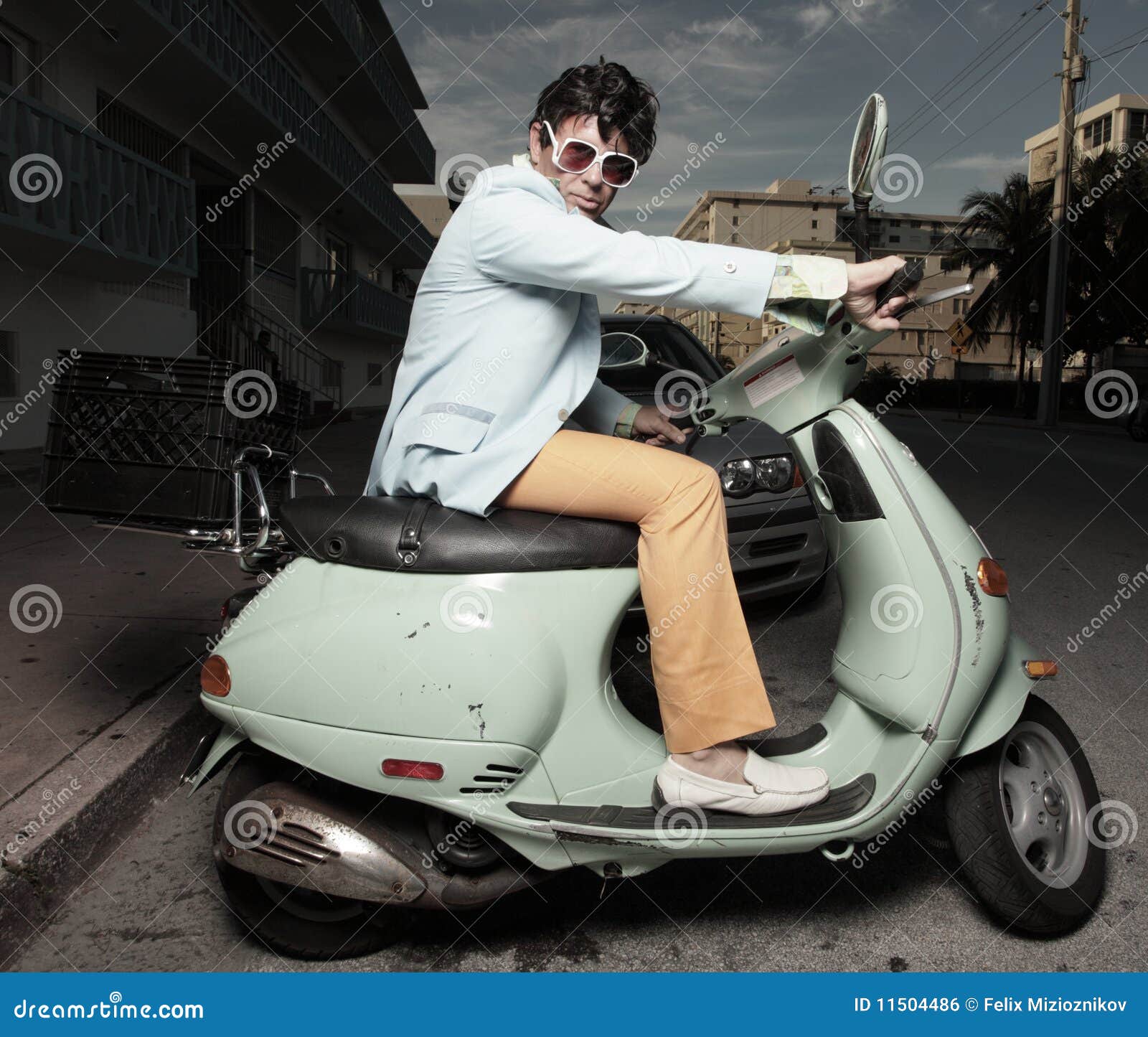 Homme sur un scooter photo stock. Image du type, gratte 11504486