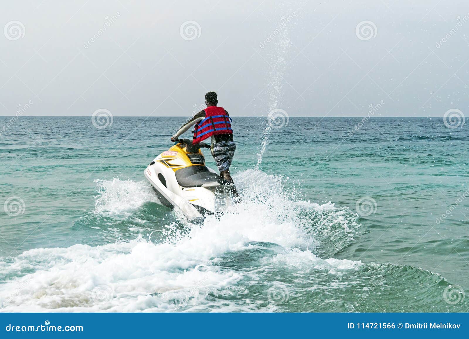 Homme Sur Une Moto De L'eau Sur La Mer Photo éditorial - Image du rapide,  sauvetage: 114721566