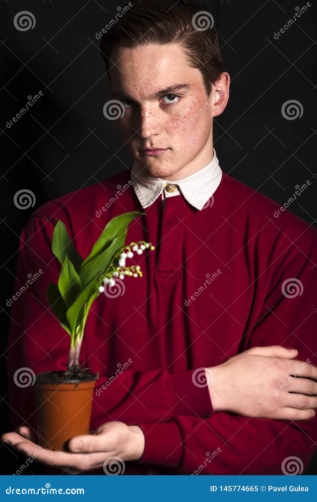 Homme Tenant Dessus Le Muguet De Paume Dans Le Pot Image stock - Image du  pouvez, isolement: 145774665