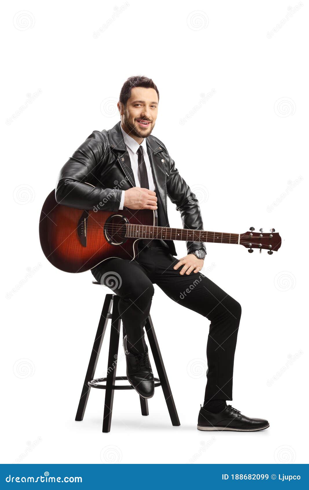 Homme Tenant Une Guitare électrique Et Assis Sur Une Chaise Image stock -  Image du instrument, présidence: 188682099