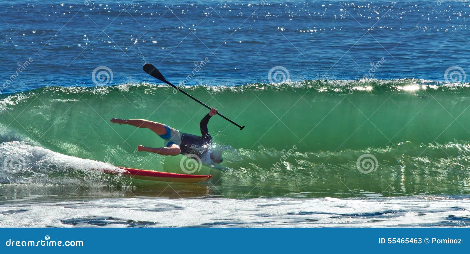 Homme Tombant Un Paddleboard Photo stock éditorial - Image du masculin ...