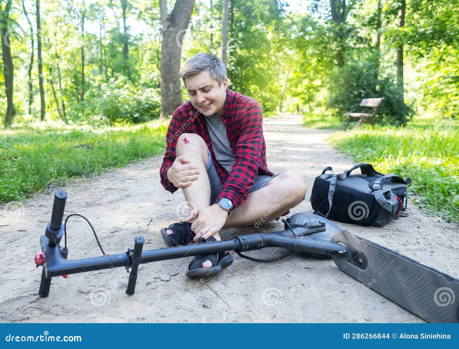 Homme Tomber Quand Monter Un Scooter électrique. Conduite D'un Escooter  Sans Dispositif De Protection. Risque Accru De Blessure Lo Photo stock -  Image du piloter, lifestyle: 286266844