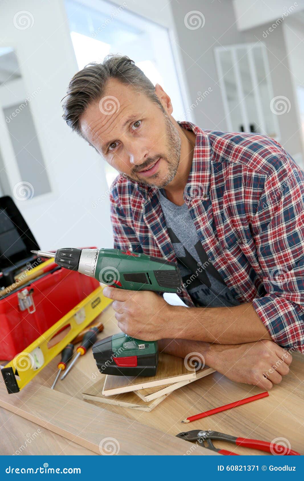 Homme Travaillant Au Bricolage D'amélioration De L'habitat Image stock -  Image du amélioration, maison: 60821371