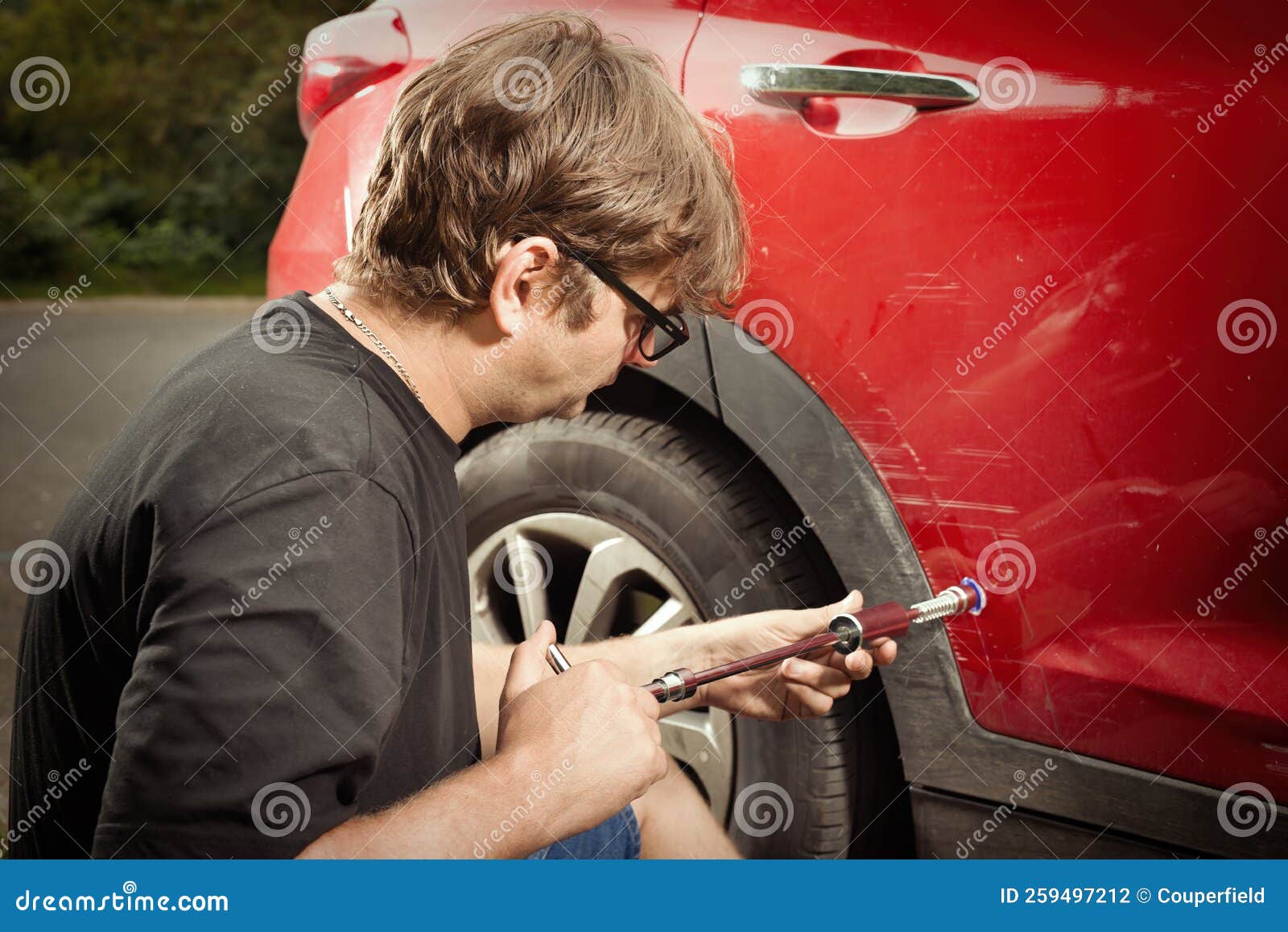 Homme Travaillant Sur Une Voiture Dent Auto-réparation Avec Ensemble D' outils De Marteau Inverse Photo stock - Image du carlingue, transfert:  259497212