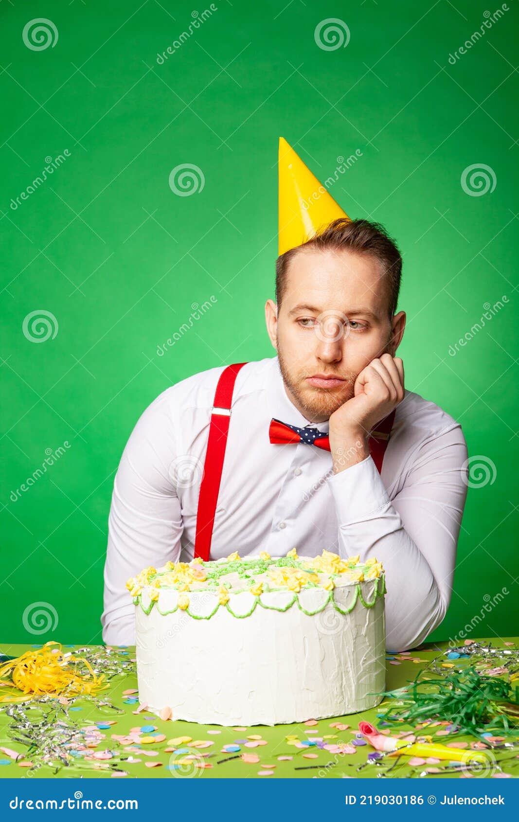 Homme Triste Avec Gateau D Anniversaire En Studio Photo Stock Image Du Alese Homme