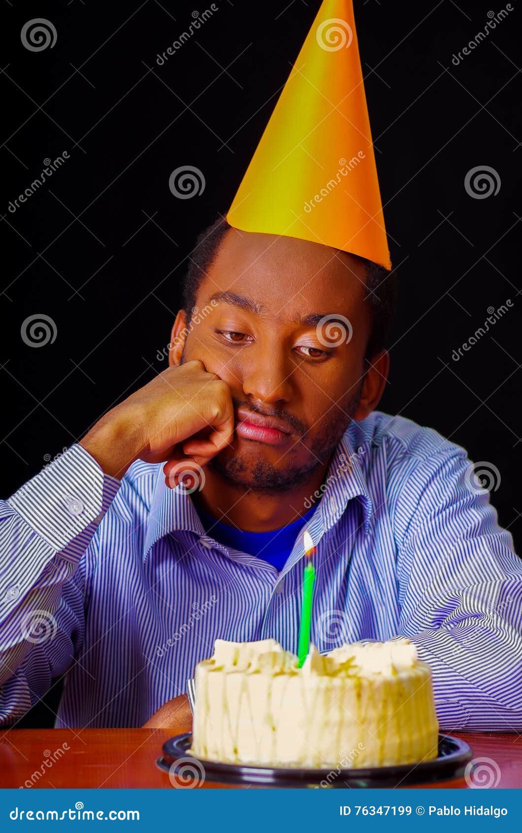 Homme Triste Utilisant La Chemise Bleue Et Le Chapeau Se Reposant Par La Table Avec Le Gateau Dans Le Burning Avant Et Simple De Image Stock Image Du Rouge Bougie Homme Triste Utilisant La Chemise Bleue Et Le Chapeau Se Reposant Par La Table Avec Le Gateau Dans Le Burning Avant Et Simple De Image Stock Image Du Rouge Bougie