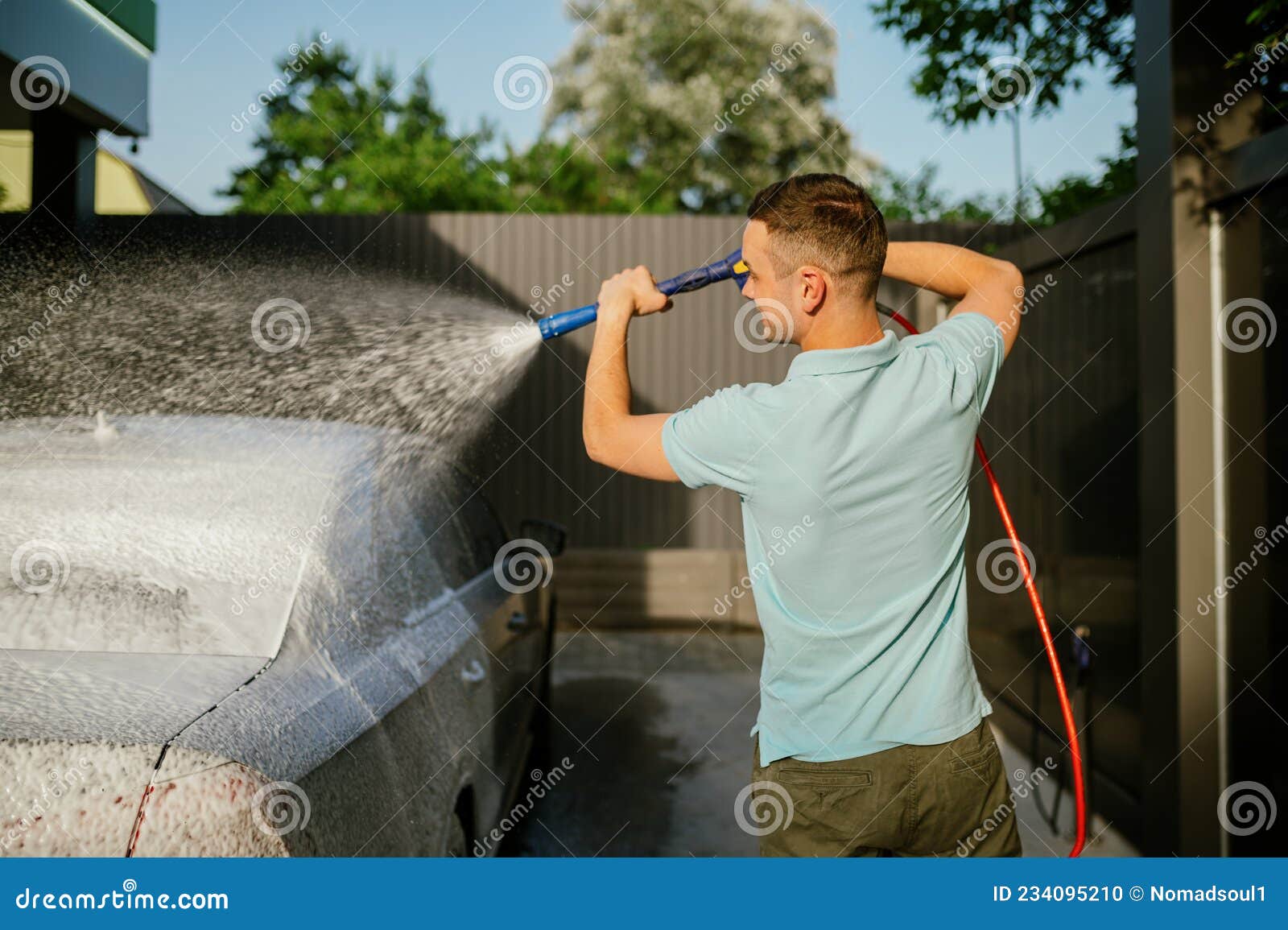 Homme Utilisant Pistolet à Eau Avec Mousse Lavage De Voiture Main