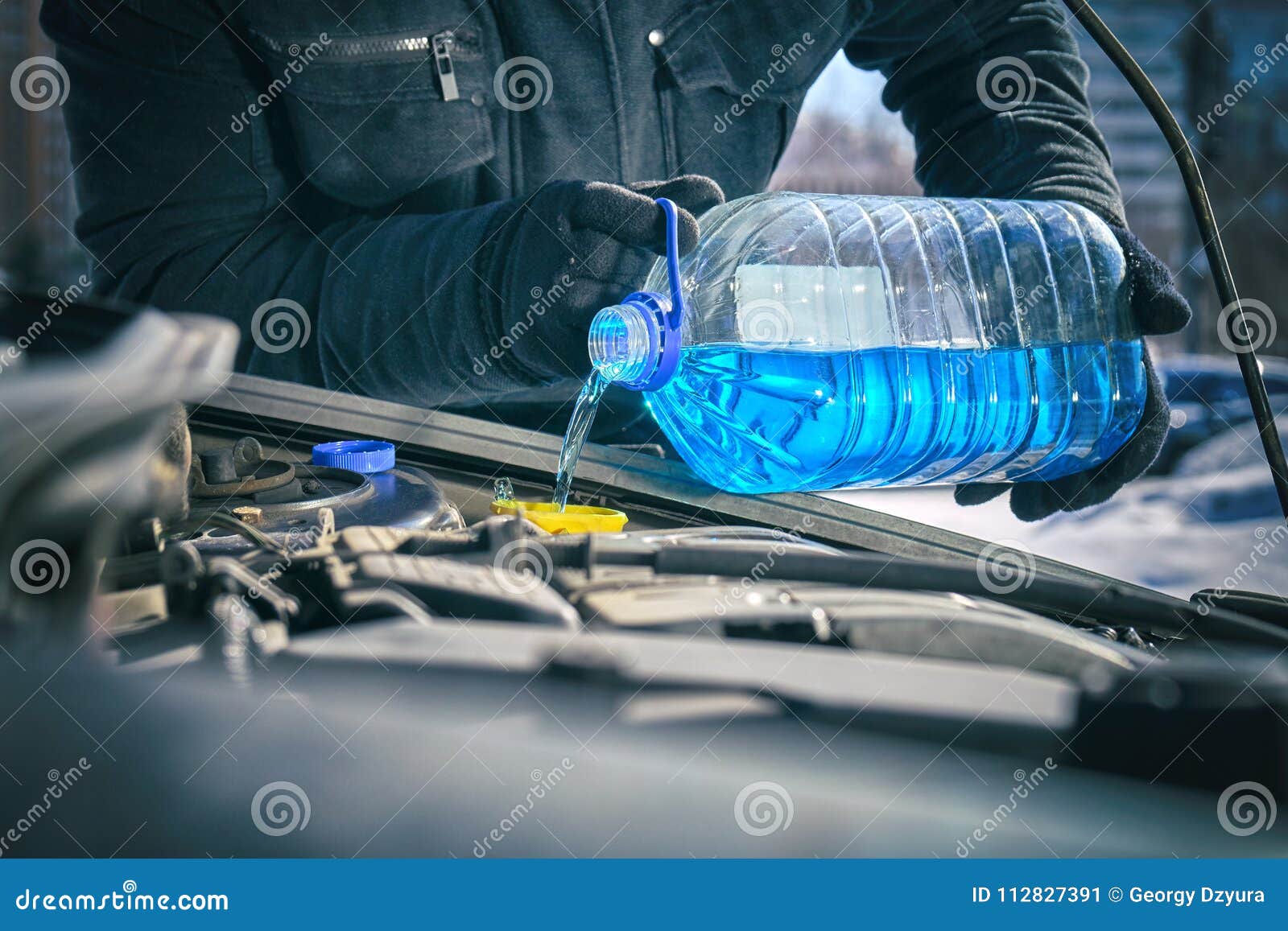 Homme Versant Un Liquide D'antigel Dans Un Réservoir De Joint De