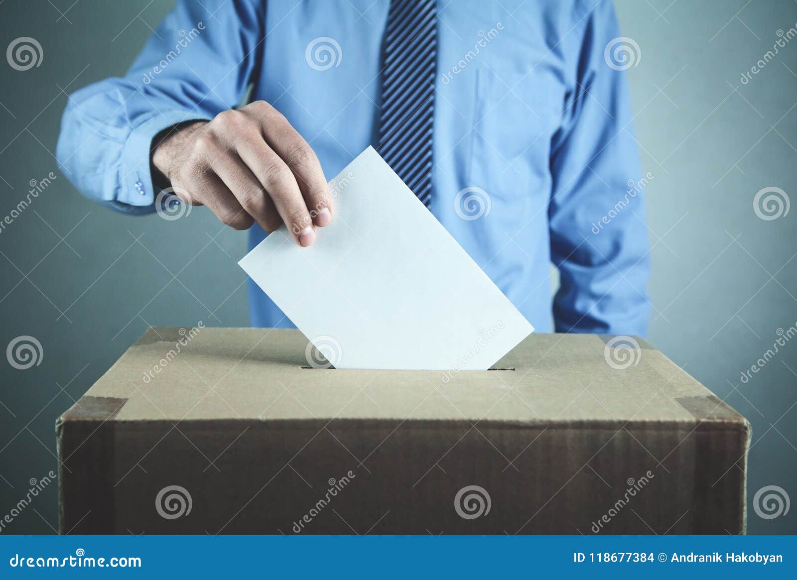 Homme votant à l'urne  Concept d'élection et de démocratie