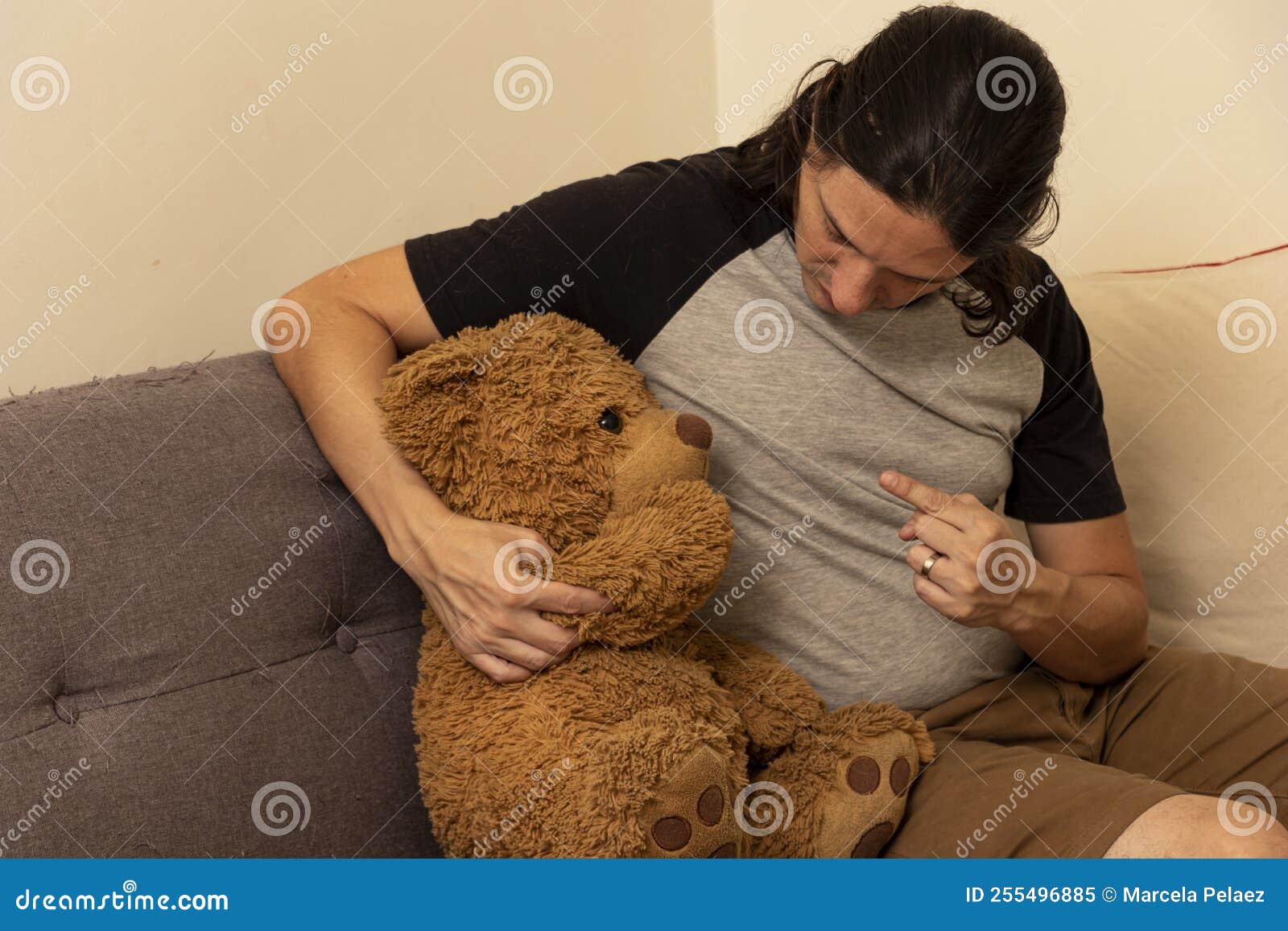 Hommes Adultes Discutant Avec Un Ours En Peluche à Sa Maison Image