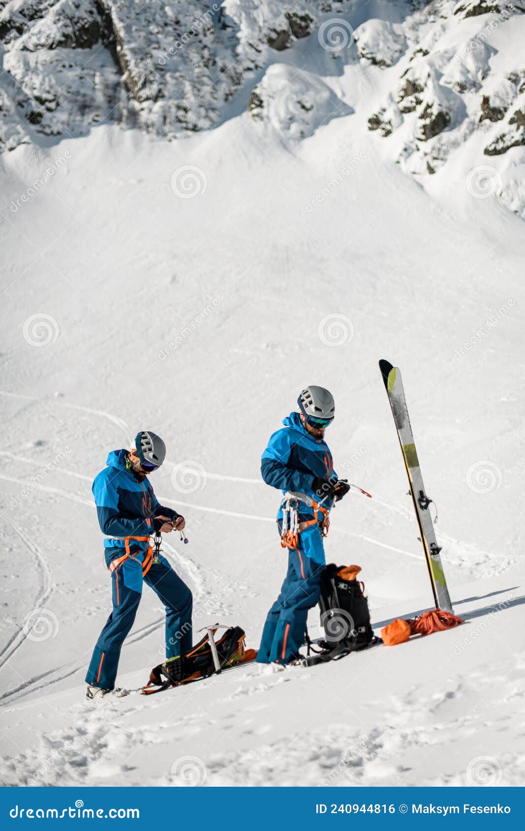 Hommes Skieurs En Costumes De Ski Et Casques Mettant Sur Harnais D'escalade  Photo stock - Image du harnais, ciel: 240944816