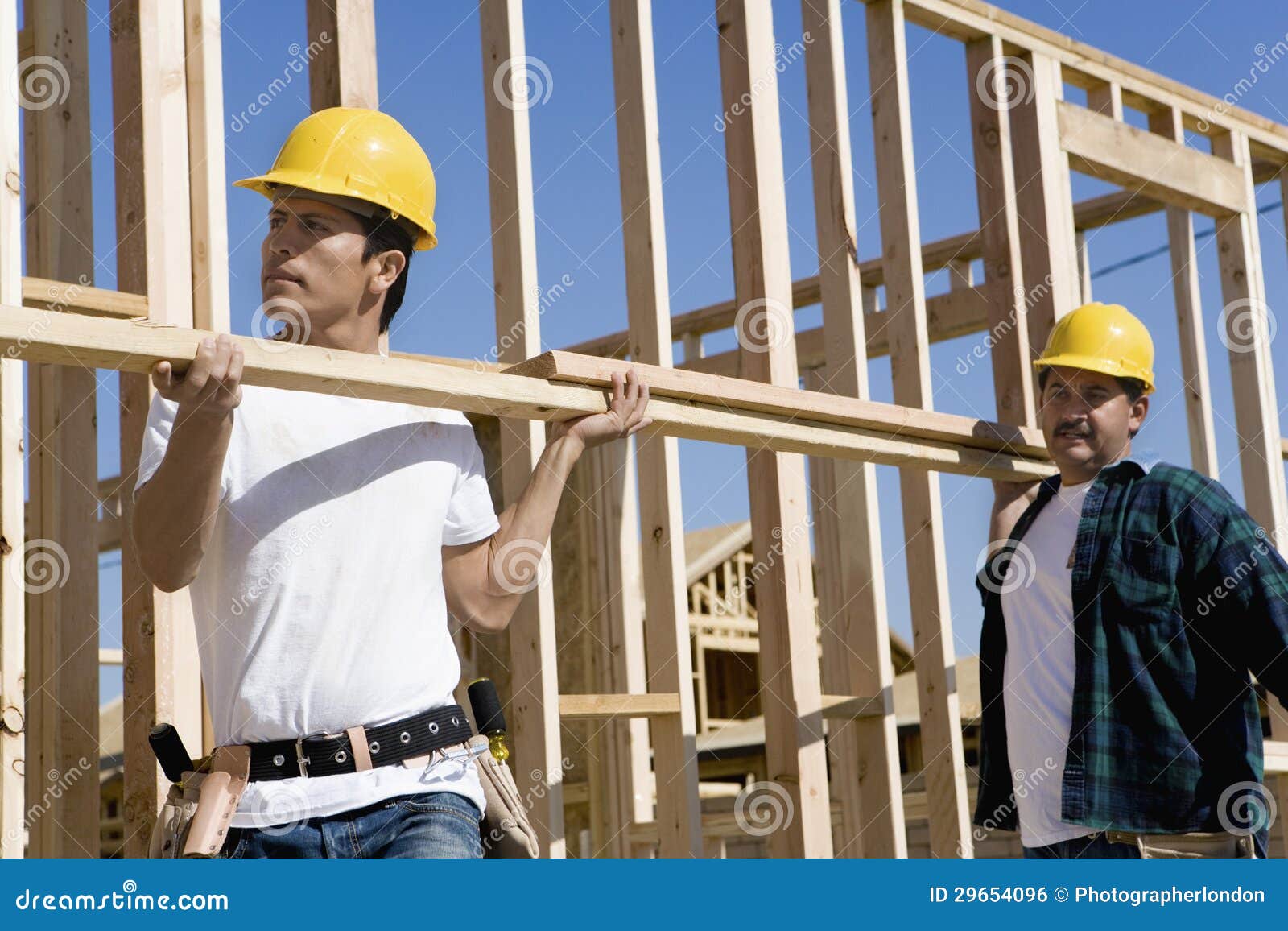 Les Mains Masculines De L'ouvrier De La Construction Serrent Et Fixent Les  Vis Et La Vis D'auto-taraudage Avec Tournevis Sans Fil Photo stock - Image  du tournevis, difficulté: 215401640