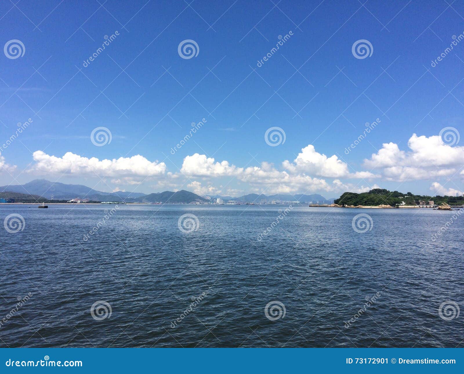 Hon Kong. Playa y vela en el paraíso soleado Hong Kong