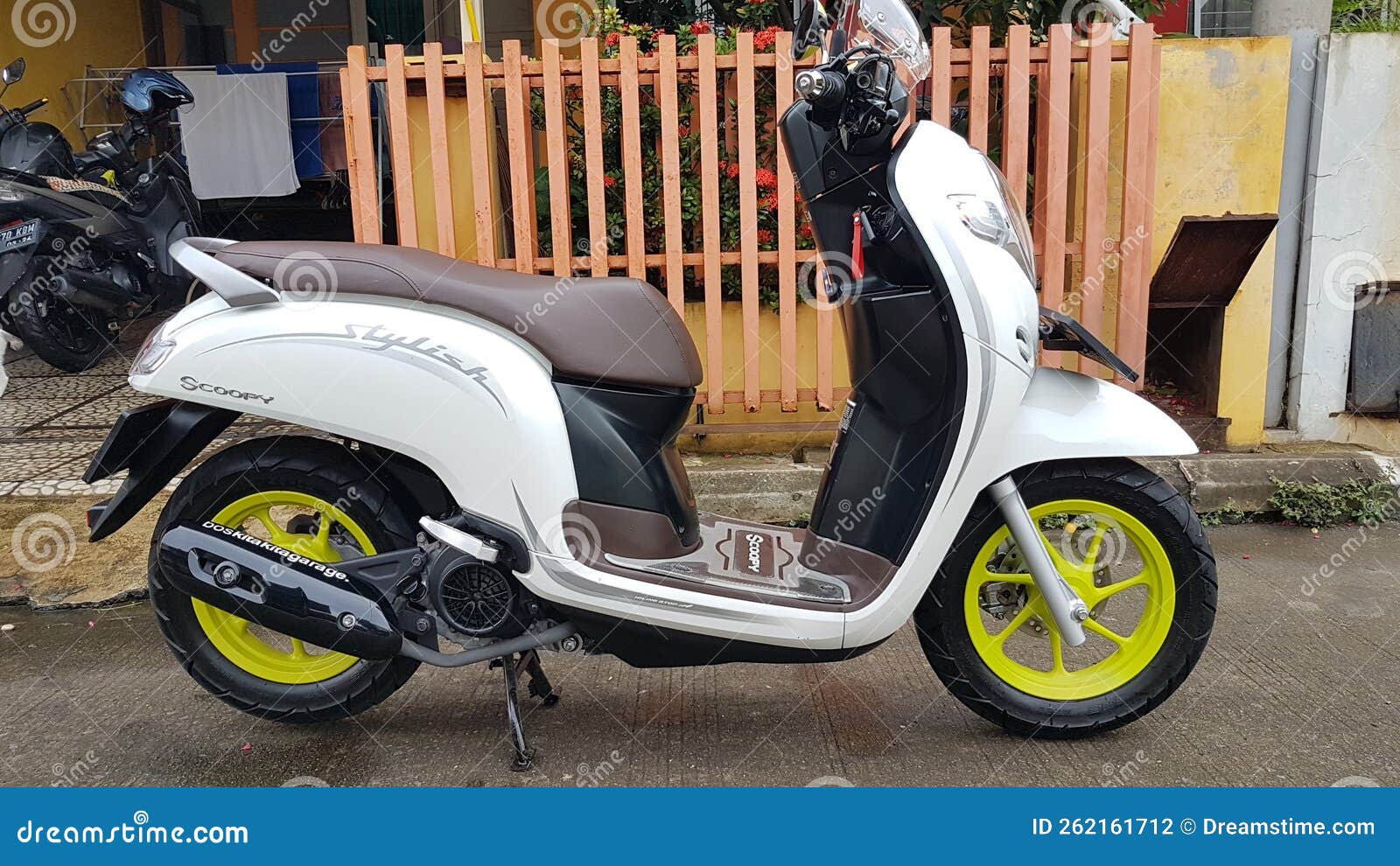 Honda Scoopy White with Lemon Velg Racing Editorial Photography - Image