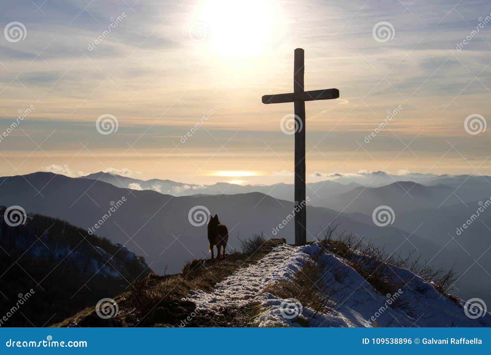 Hondsilhouet dichtbij een kruis op de bovenkant van de berg die horizon, Italië kijken