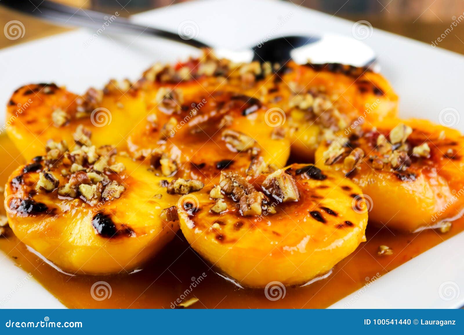 Honey Glazed Peaches. Überstiegen ein kürzlich gemachter Honig glasig-glänzende Pfirsiche mit Pekannüssen
