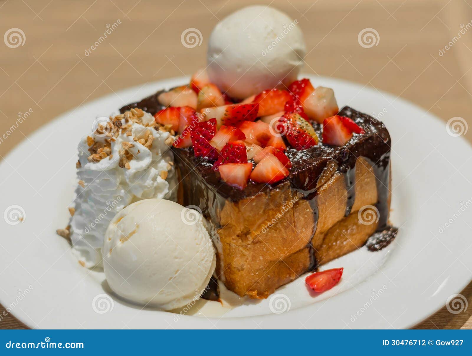 honey toast avec de la lave et la fraise de chocolat 30476712