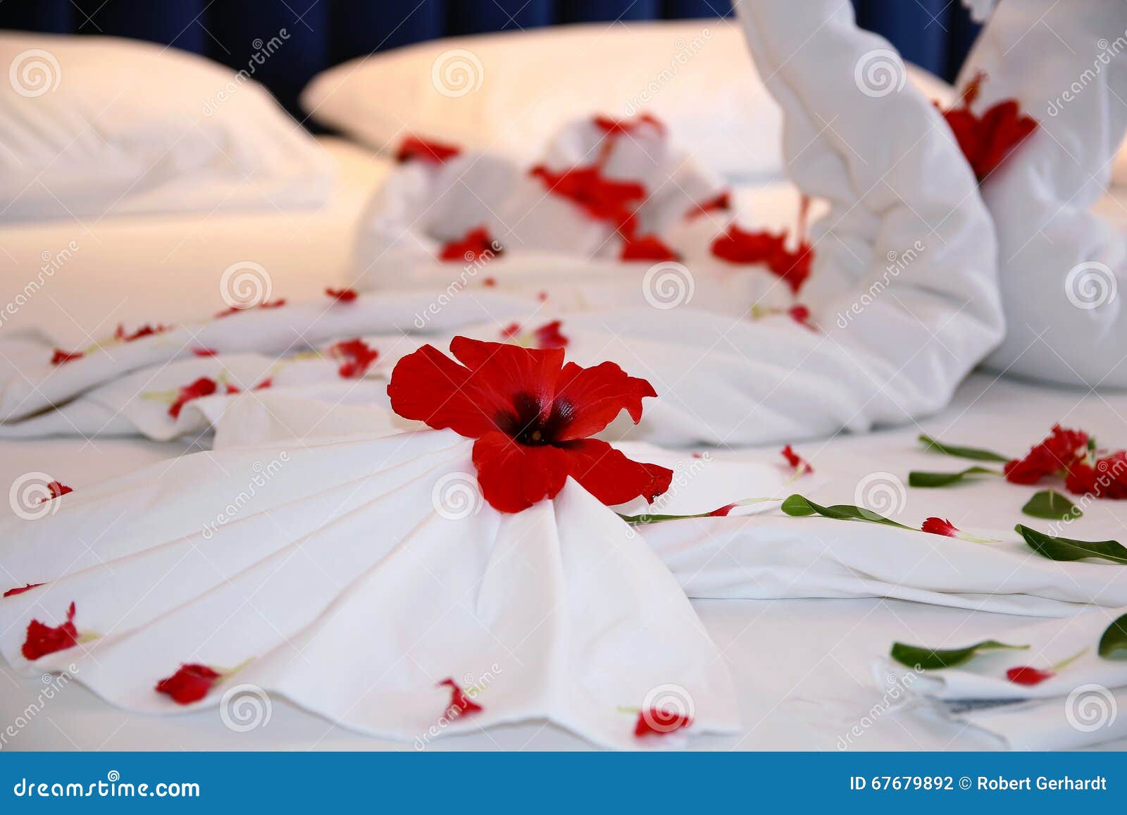 Featured image of post Bed Decoration With Flowers Images - There are creative flower decoration ideas in every space in your home and they do not have to be expensive time consuming or complicated.