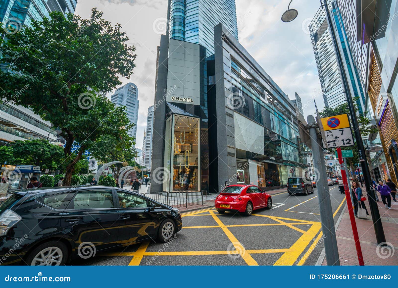 Chanel Boutique - 100 visitors