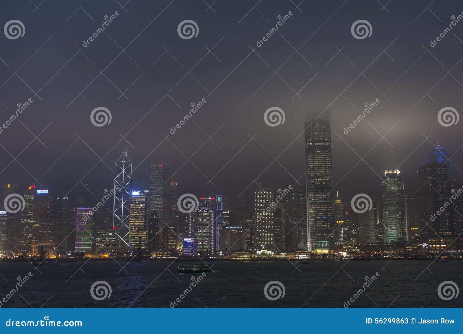 HONG KONG /CHINA 9 de março de 2007 - a skyline da cidade na noite no inverno