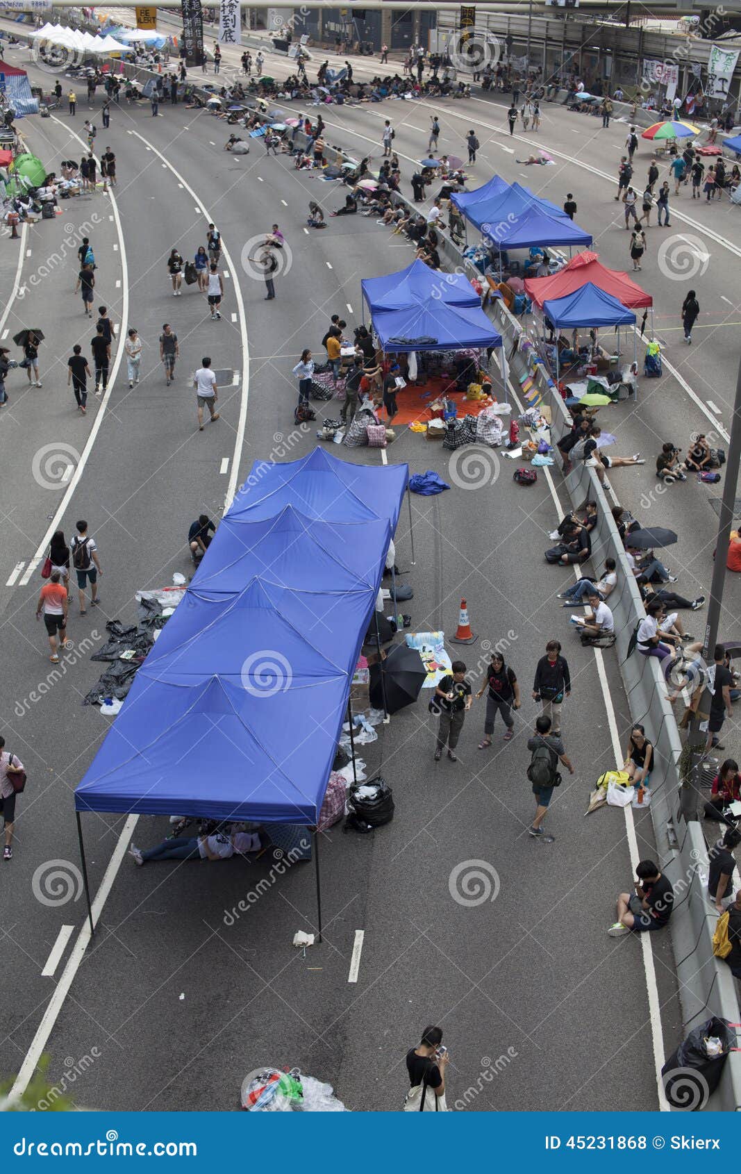 Hong Kong, Cina ottobre 4, 2014, occupano la centrale, strade del blocchetto dei protestatari nel centro direzionale di Hong Kong. I protestatari pro-democrazia hanno bloccato le vie nel centro direzionale di Hong Kong dal 28 settembre 2014 Stanno richiedendo Pechino permettono le elezioni giuste per l'amministratore delegato di Hong Kong nel 2017