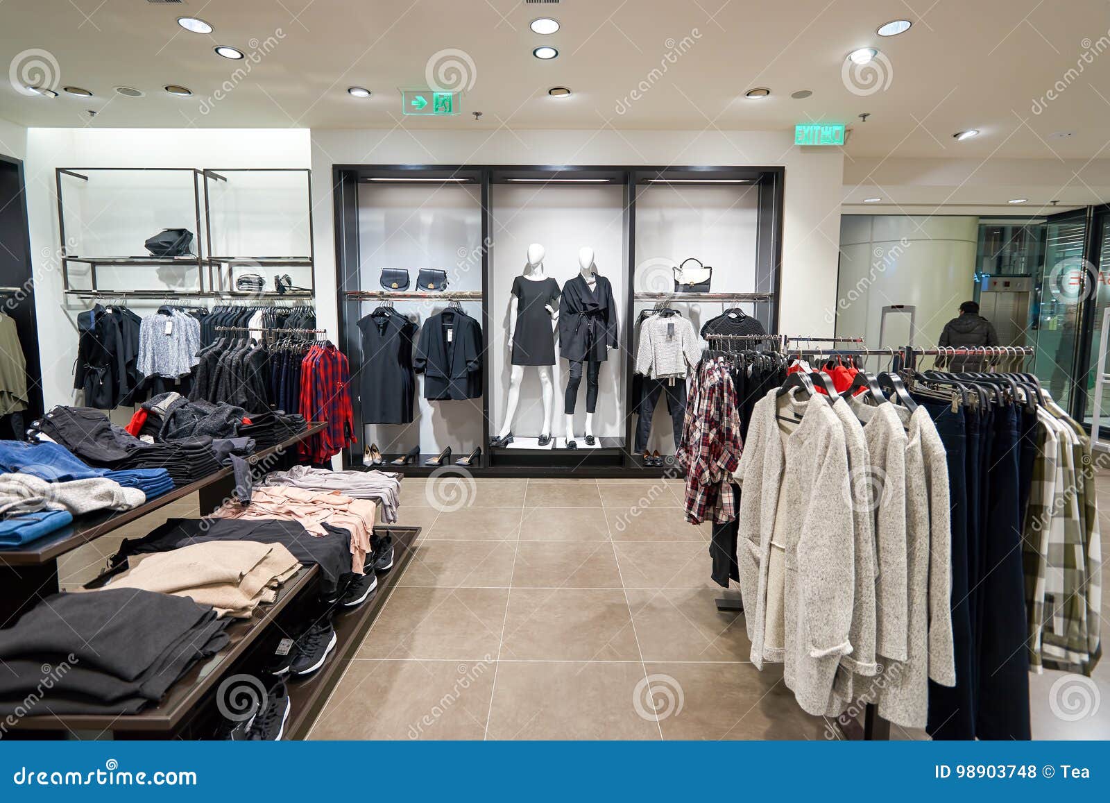 Zara editorial stock photo. Image of commerce, department - 98903748