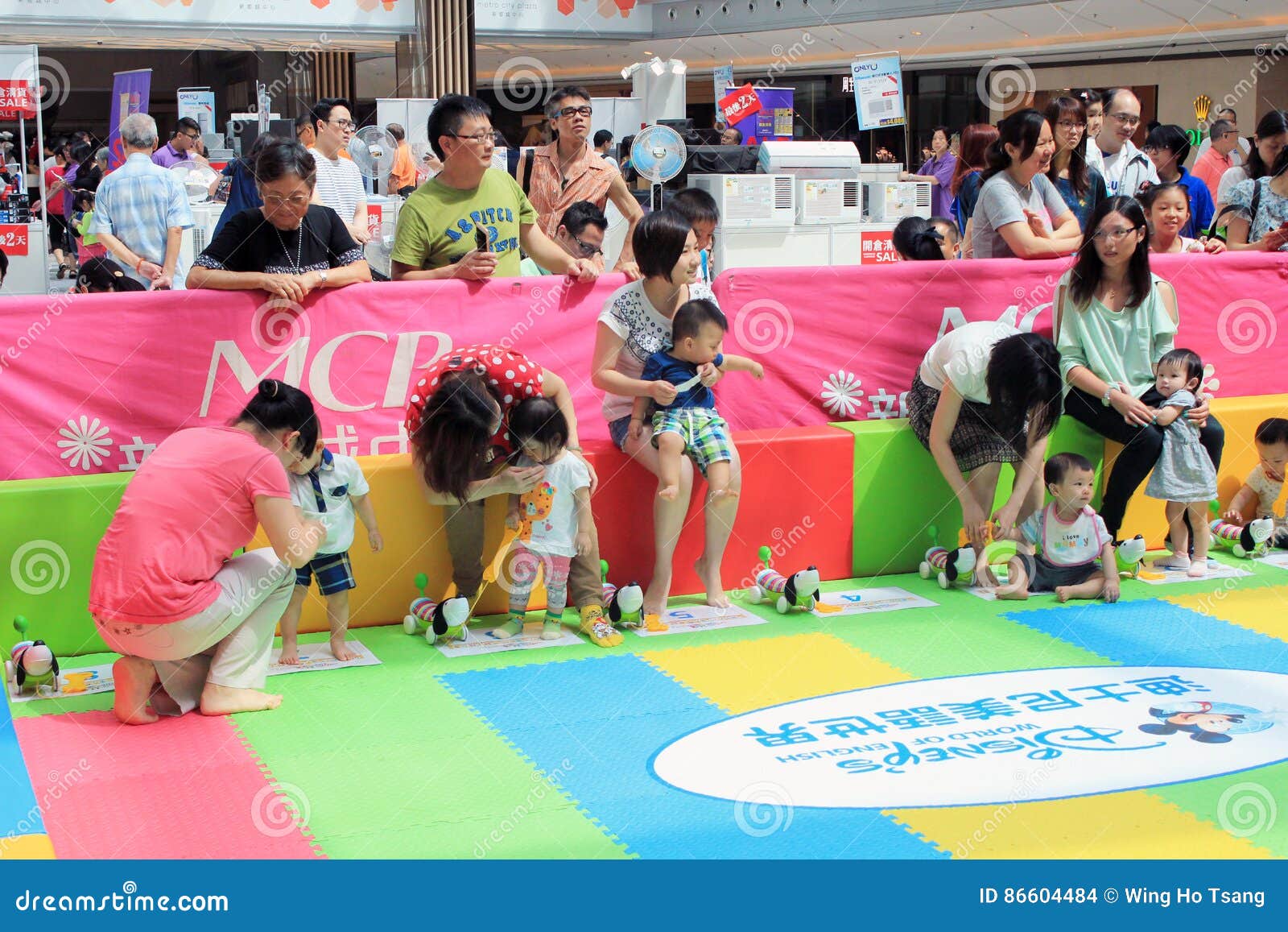 Novelista Perjudicial Arashigaoka Hong Kong Event Del Carnaval Del Bebé Del Amor De La Familia Del Mundo Del  ` S De Disney Imagen de archivo editorial - Imagen de ocio, juegos: 86604484