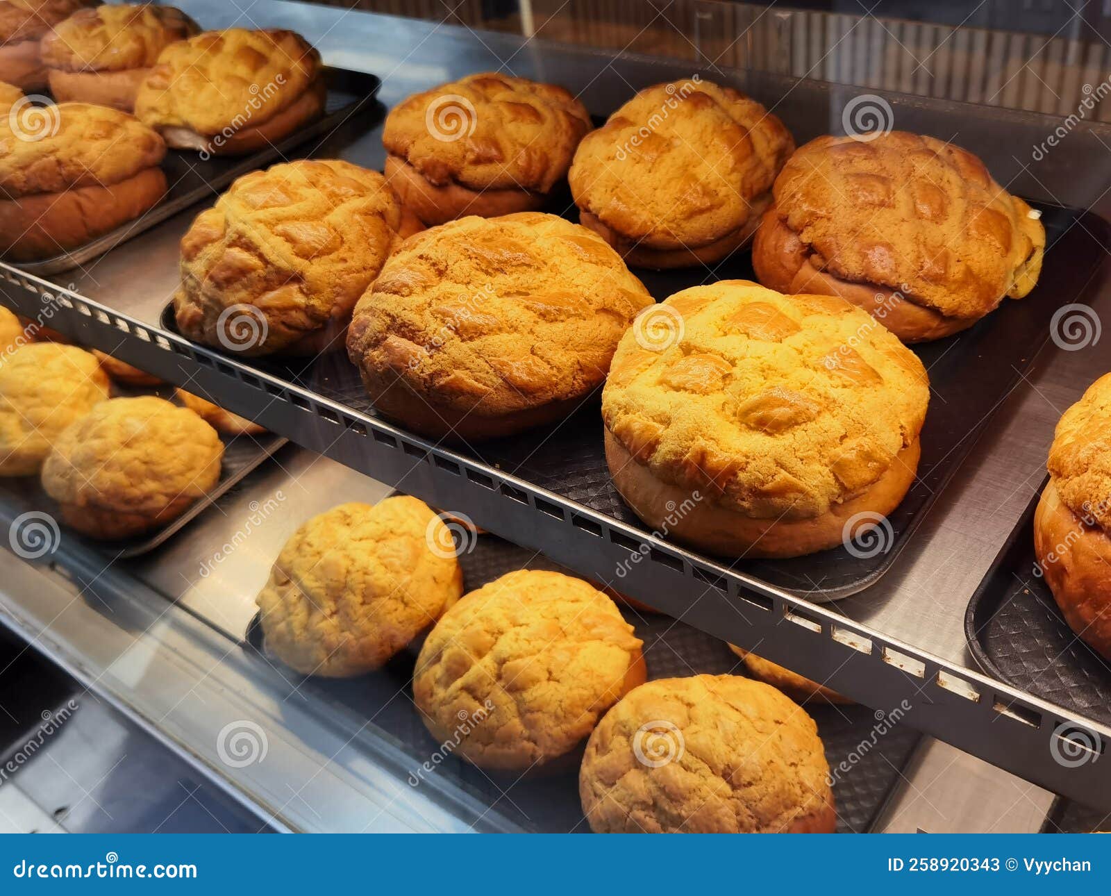 hong kong food coffee shop cafe restaurant dim sum lunch cantonese cuisine pineapple bun crunchy topping bread local snack