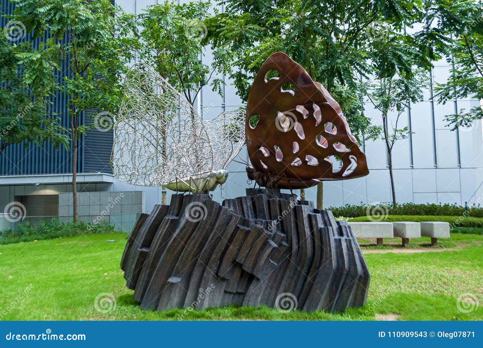 Hong Kong rzeźba, motylia statua. Hong Kong, Porcelanowy Styczeń 29, 2016: Metal rzeźba dwa biały i brown motyle siedzi na skale w parku Hong Kong rzeźby