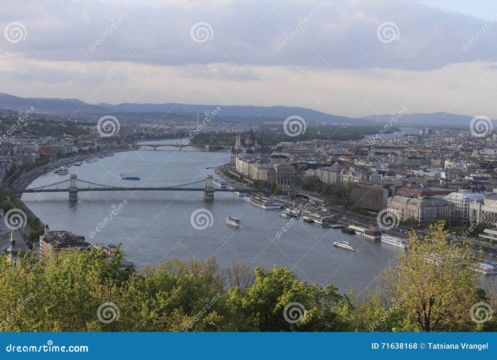 Hongarije, mening van Gellert-heuvel op de de stad en Donau van Boedapest. Hongarije, mening van Gellert-heuvel op de stad van Boedapest en de Rivier van Donau in de lente